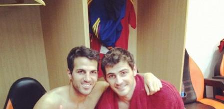 Cesc y Casillas celebran en el vestuario el pase a la final de la Eurocopa 2012