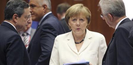 Mario Draghi, Angela Merkel y Mario Monti, en la cumbre de la UE en Bruselas
