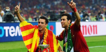 Xavi Hernández, con la senyera, y Sergio Busquets posan junto al trofeo de la Eurocopa