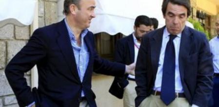 El ministro de Economía y Competitividad, Luis de Guindos, que intervino en el Campus de la Fundación para el Análisis y los Estudios Sociales, acompañado a su salida del ex presidente del Gobierno y presidente de FAES, José María Aznar