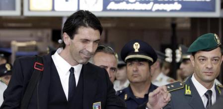 El portero de la selección italiana, Gianluigi Buffon, a su llegada al aeropuerto de Fiumicino de Roma, tras jugarla final de la Eurocopa contra España, el 2 de julio de 2012.