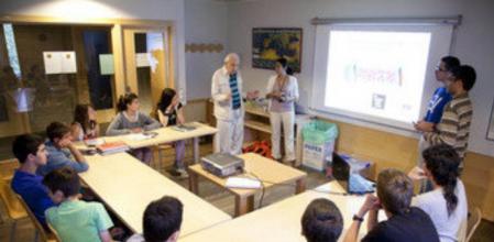 Roy Glauber, en una charla con alumnos de 15 y 16 años que participan en el stage de Planes de Son