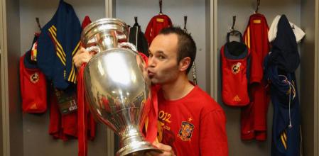 Andrés Iniesta posa con el trofeo de la Eurocopa 2012