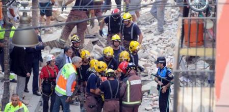 Los Bombers de la Generalitat en el hundimiento del edificio del número 16 de la calle Tallada de Lleida.