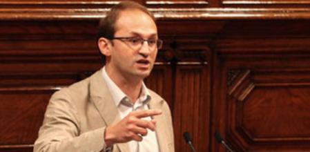 Joan Herrera, durante el debate sobre los recortes del Govern en el Parlament de Catalunya