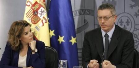 La vicepresidenta del Gobierno, Soraya Sáenz de Santamaría, y el ministro de Justicia, Alberto Ruiz-Gallardón, durante la rueda de prensa que ofrecieron al término de la reunión del Consejo de Ministros