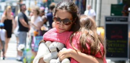 Katie Holmes con su hija Suri en brazos