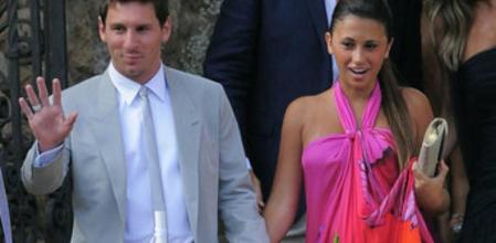 Lionel Messi y Antonella Roccuzzo. Ella con un vestido muy colorido. Él fue uno de los pocos que se decantó por los tonos claros.
