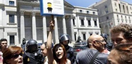 Funcionarios de edificios oficiales próximos al Congreso durante la concentración que han protagonizado esta tarde ante el Palacio de Las Cortes