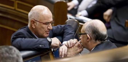 Duran i Lleida charla con Montoro en el Congreso de los Diputados