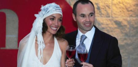 El futbolista del Barça y su esposa Anna Ortiz, momentos después de la boda celebrada en el Castillo de Tamarit, el 8 de julio de 2012.