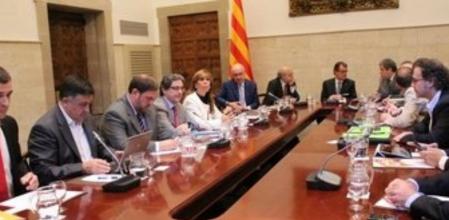 Imagen de la reunión en el Palau entre el Govern y los partidos sobre el pacto fiscal