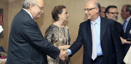 El ministro de Hacienda, Cristóbal Montoro, saluda al conseller de Economia catalán, Andreu Mas-Colell, al inicio de una reunión del Consejo de Política Fiscal y Financiera