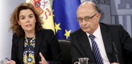La vicepresidenta del Gobierno, Soraya Sáenz de Santamaría, junto a los ministros de Economía, Luis de Guindos, a la izquierda, y Hacienda, Cristóbal Montoro, durante la rueda de prensa que ofrecieron al término de la reunión del Consejo de Ministros en el Palacio de la Moncloa.