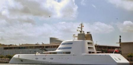 El yate de Andrei Melnichenko amarrado en el Port Vell
