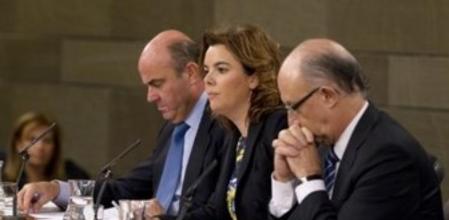 La rueda de prensa tras el Consejo de Ministros con la vicepresidenta del Gobierno, Soraya Sáenz de Santamaría, en el centro, el ministro de Economía, Luis de Guindos, al fondo, y el titular de Hacienda, Cristóbal Montoro, en primer plano