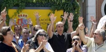 Funcionarios del Palacio de la Moncloa se manifiestan en protesta por los nuevos recortes anunciados por el Ejecutivo de Mariano Rajoy. Los sindicatos UGT, CC.OO. y CSI-F han convocado concentraciones en los centros de trabajo de las Administraciones públicas, central, autonómica y local, en todo el Estado, para protestar por los recortes a los empleados públicos.