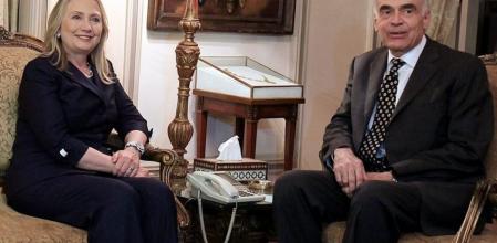 La secretaria de Estado estadounidense, Hillary Clinton, durante el encuentro que ha mantenido con el ministro egipcio de Exteriores, Mohamed Kamel Amr en El Cairo