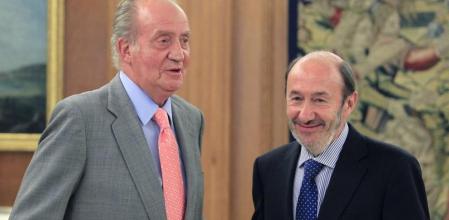 El rey Juan Carlos saluda al secretario general del PSOE, Alfredo Pérez Rubalcaba, al comienzo de la audiencia celebrada esta tarde en el Palacio de la Zarzuela, en Madrid.