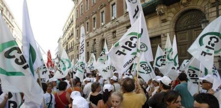 Gran número de personas durante la concentración que el sindicato de funcionarios CSIF ha convocado esta tarde en el Ministerio de Hacienda en protesta por los ajustes del Gobierno