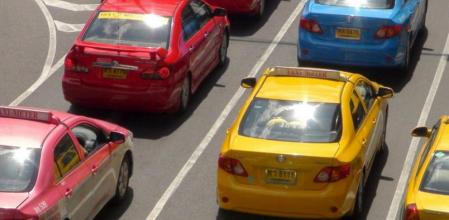 Los 70.000 taxis de llamativos colores circulan por la capital de Tailandia aportando ese toque desenfadado que contribuye a que el caos urbano tenga un tinte carnavalesco.