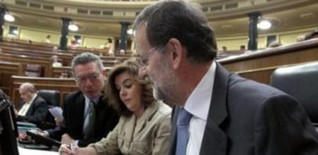 El presidente del Gobierno, Mariano Rajoy, acompañado de la vicepresidenta, Soraya Sáenz de Santamaría, y el ministro de Justicia, Alberto Ruiz-Gallardón.