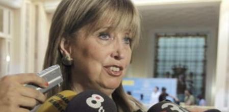 La consellera de Educació, Irene Rigau, atiende a los medios de comunicación antes de participar en la Conferencia Sectorial de Educación