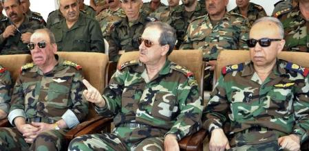Foto de archivo facilitada por la agencia siria de noticias Sana el 10 de julio de 2012 que muestra al ministro sirio de Defensa, Daud Abdelá Rayiha, en el centro, durante una ceremonia en un lugar no identificado.