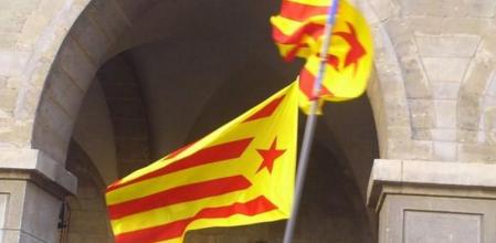 Concentración con la estelada antes del pleno municipal en el ayuntamiento de Manresa.