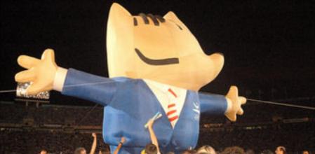 Cobi, la mascota olímpica, se convirtió en un símbolo de la ciudad moderna.