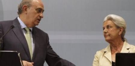El ministro del Interior, Jorge Fernández Díaz, junto Pilar Muro, viuda de Publio Cordón.