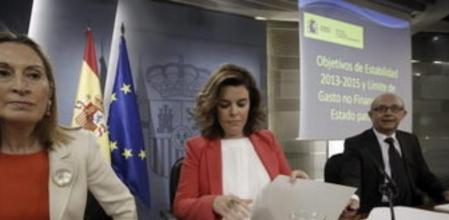 a vicepresidenta del Gobierno, Soraya Sáenz de Santamaría (c); y los ministros de Fomento, Ana Pastor, y de Hacienda, Cristóbal Montoro