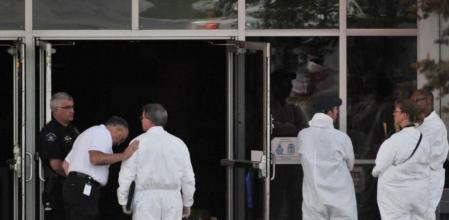 Investigasdores trabajan en la escena del crimen después de un tiroteo durante la presentación de la película 'El caballero oscuro: la leyenda renace', que ha dejado 12 muertos y 50 heridos.