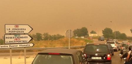 El incendio de La Jonquera ha obligado a cortar la N-II y la autopista AP-7