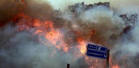 El fuego, cerca de la autopista en La Jonquera