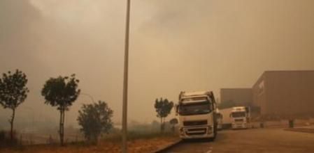 El incendio avanza hacia el núcleo de La Jonquera