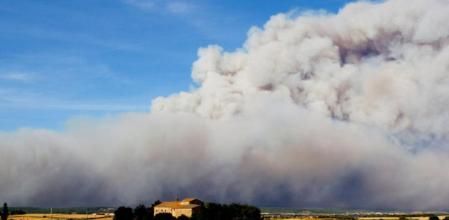 Vista desde Lladó del incendio en el Alt Empordà