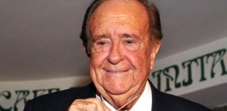 El periodista José Luis Uribarri, galardonado durante los premios 'Castañuelas de oro' 2009 en Madrid.