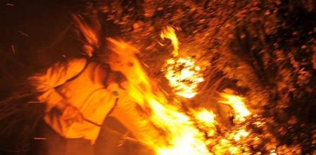 Un bombero trabaja en el incendio del Alt Empordà durante la noche