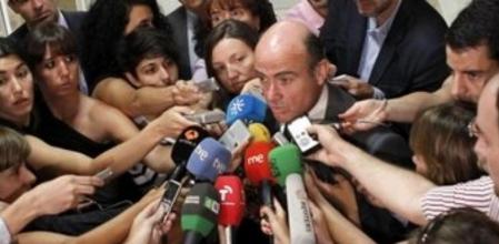 El ministro de Economía, Luis de Guindos, rodeado de periodistas a su llegada a la comisión correspondiente del Congreso donde hoy comparece a petición propia para explicar los términos del acuerdo alcanzado el viernes por el Eurogrupo sobre la ayuda a España para recapitalizar su banca