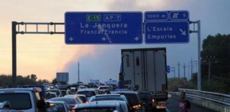 Un enorme atasco a la altura de Ller provocado por los incendios del Empordà