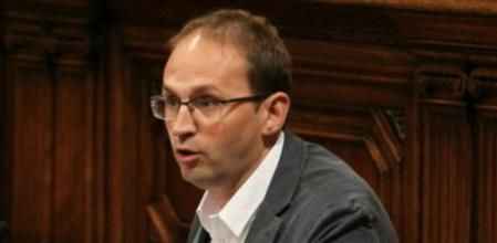 El lider de ICV-EUiA, Joan Herrera, durante su intervención hoy en el pleno parlamentario