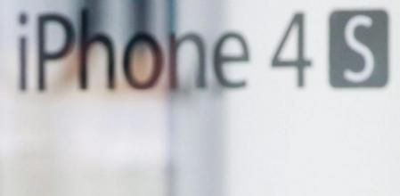 Un visitante espera para comprar el iPhone 4S en la tienda de Apple en Pekín (China), en enero de 2012