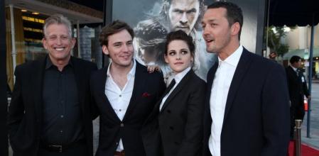 El productor Joe Roth Posa junto a Sam Clafin, Kristen Stewart y el director Rupert Sanders en la presentación de 'Blancanieves y la leyenda del cazador' en Los Angeles, California, el 29 de mayo de 2012.