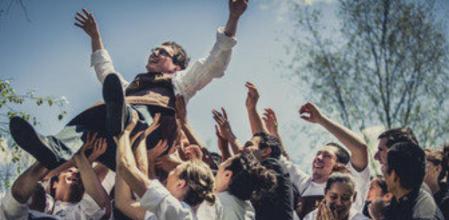 El equipo de cocina y de sala y los jóvenes que hacen prácticas esta temporada en Mugaritz (Rentería) aúpan a su chef, Andoni Luis Adúriz