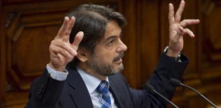 El presidente del grupo parlamentario de CiU, Oriol Pujol, en el estrado del Parlament durante el debate del pacto fiscal