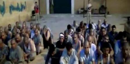 Imagen captada de un vídeo de Youtube filmado por los rebeldes en el se muestra a supuestos soldados leales a Asad capturados en Alepo