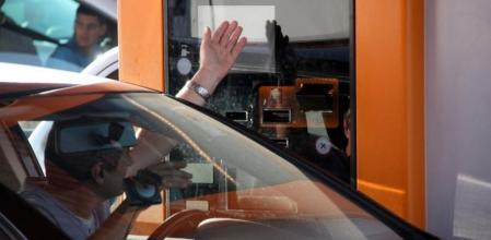 Un hombre gesticula al cobrador del peaje de La Roca del Vallès durante el quinto #novullpagar