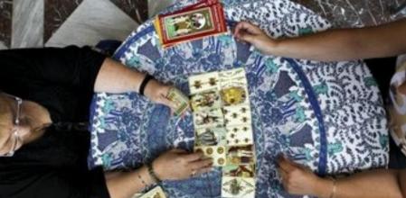 Esoterismo. El estudio, financiado por la Generalitat, destaca la emergencia de lo que denomina ¿el mercado de la insatisfacción¿, personas que buscan alternativas ante la pérdida de los referentes clásicos, Uno de los sustitutivos es el esoterismo, entendiendo por tal desde las cartas del tarot o el chamanismo. El ciudadano explora diferentes fórmulas para satisfacer sus necesidades.