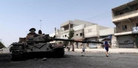 Tanques en las calles. Contradicciones de la guerra, varios niños juegan en las calles de Alepo junto a un tanque de las fuerzas de Asad. La oposición calcula que los muertos superan ya los 20.000; 14.000 de ellos son civiles y milicianos